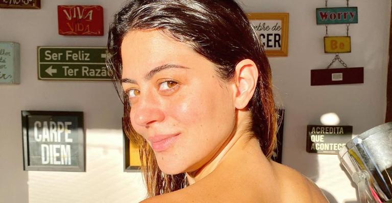 Carol Castro surge plena em clique na piscina e encanta internautas: ''Que mulher linda''