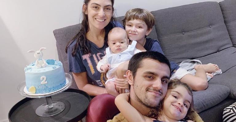 Mariana Uhlmann, Felipe Simas e os três filhos aparecem em clique com looks de São João