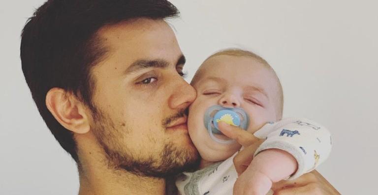 Fofura do dia! Felipe Simas publica foto maravilhosa com o filho caçula em seu colo