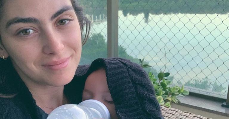 Mariana Uhlmann desabafa sobre a maternidade: ''Cansada e querendo dormir''