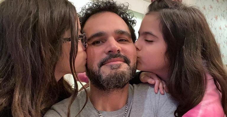 Luciano Camargo se derrete por companheirismo das filhas, Helena e Isabella: ''Me encanta''