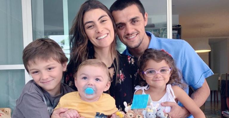 Mariana Uhlmann posta clique em família e celebra o oitavo mês do filho caçula: ''Amor''