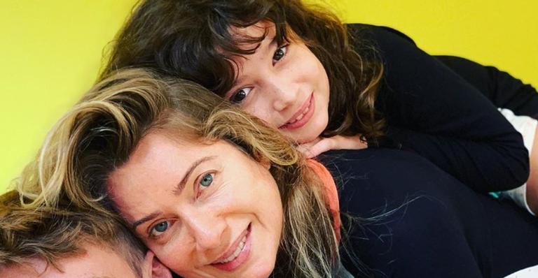 Leticia Spiller posa ao lado da filha em estúdio e revela novo projeto musical: ''Surpresa linda''