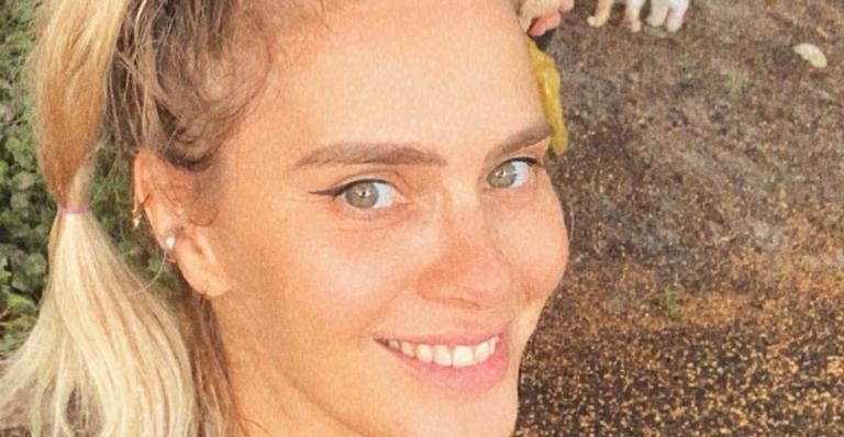 Aos 42 anos, Carolina Dieckmann puxa o maiô cavado e exibe corpão: ''Não tem mais linda''