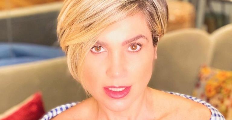 Flávia Alessandra ostenta decotão poderoso de camisola e coleciona elogios: ''Que mulher''