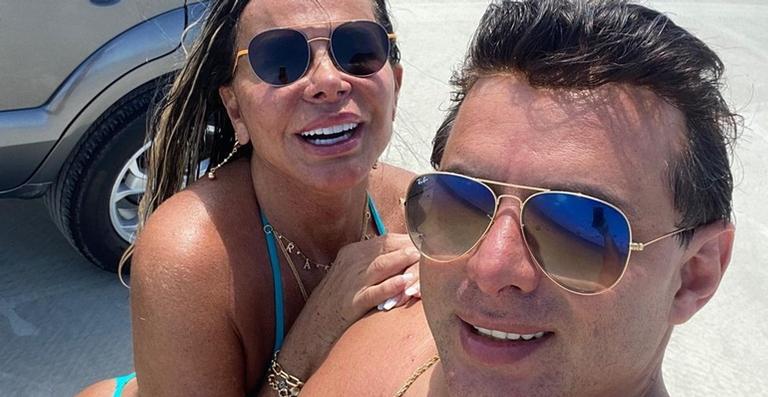 Gretchen curte praia ao lado do marido, Esdras de Souza: ''Melhor companhia''