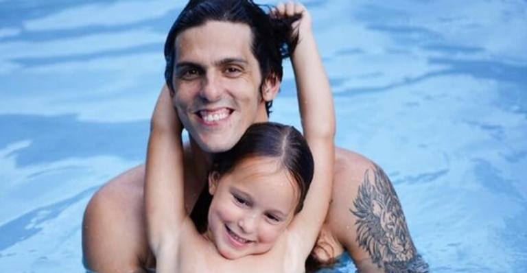 Rafael Infante posa com a filha e fãs falam sobre BBB21: ''Mentira, tá confinado''