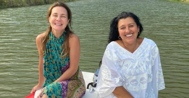 Regina Casé mostra passeio com Adriana Esteves: ''Rebolei para convencer essa garota a subir o rio''