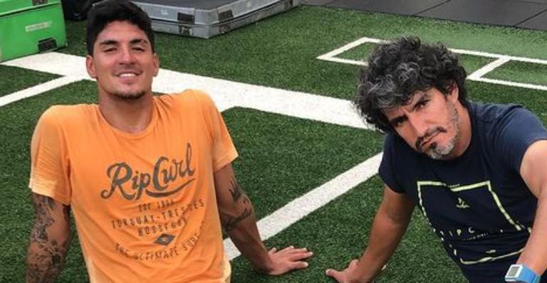 Gabriel Medina posa ao lado do pai em um momento encantador e fãs elogiam: ''Conexão de almas''