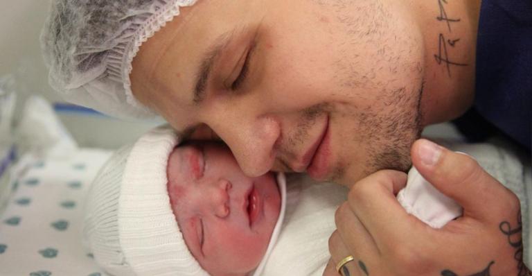 Saulo Poncio compartilha cliques agarradinho com o filho recém-nascido e encanta