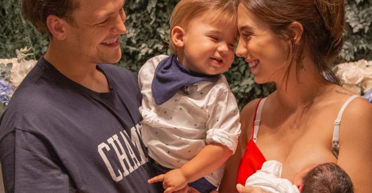 Gabi Brandt compartilha a primeira foto em família após o nascimento de Henri