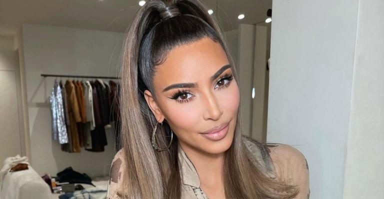 No Caribe, Kim Kardashian ostenta corpaço ao posar de biquíni verde: ''Quente''