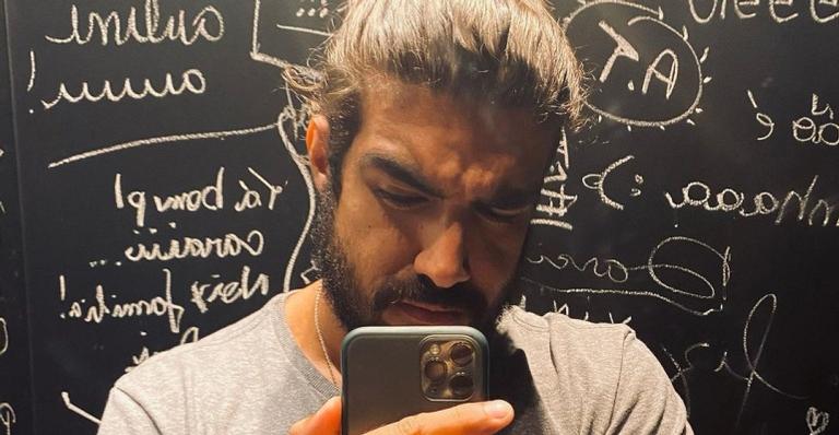 Caio Castro brinca sobre novo corte de cabelo e web reage: ''Que susto''