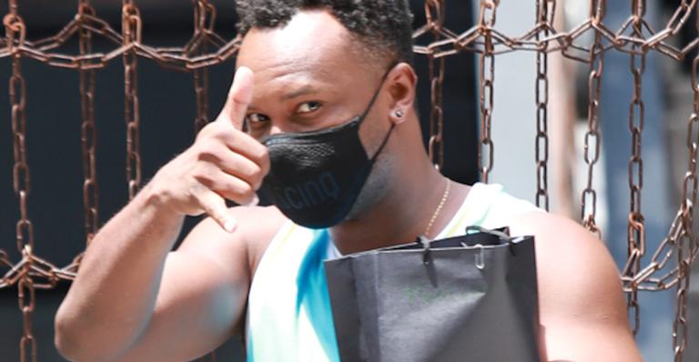 De máscara, Thiaguinho é flagrado saindo da academia em São Paulo