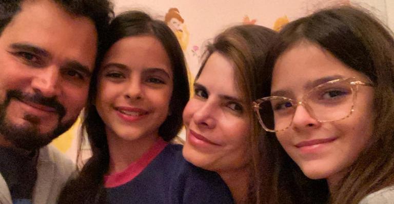 Flavia Camargo relembra clique antigo das filhas gêmeas e encanta web: ''Fazem quase 9 anos''
