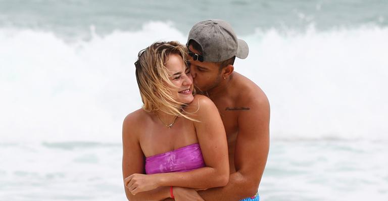 Tierry e Gabi Martins são flagrados em clima de romance na praia