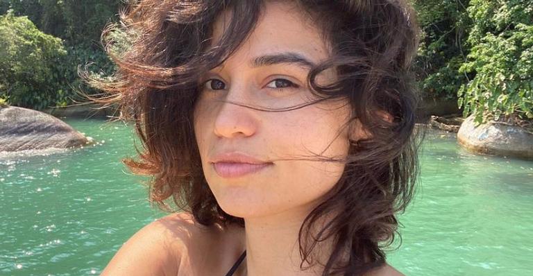 Na praia, Nanda Costa posa de chapéu e óculos escuros e recebe elogios da web: ''É muito linda''