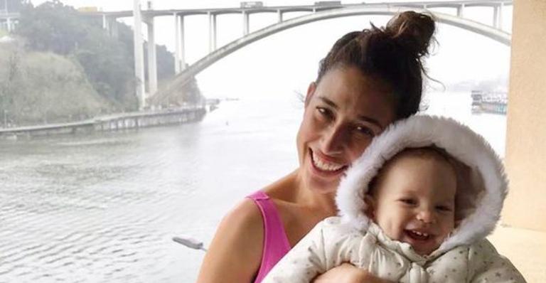 Sorridentes, Giselle Itié compartilha foto fofa com Pedro Luna na piscina: ''Delícia da mamãe''