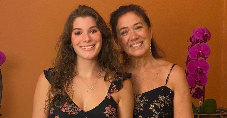 Giulia Bertolli posta clique com a mãe, Lilia Cabral, e semelhança chama atenção