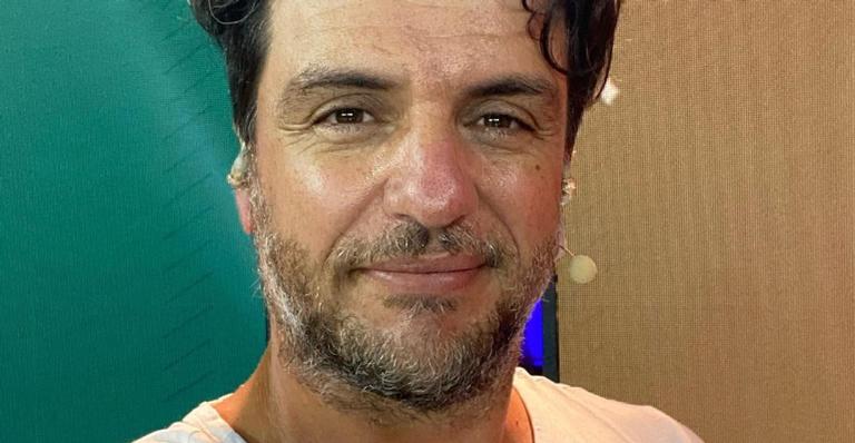 Rodrigo Lombardi posa caracterizado como Guimarães Rosa para nova minissérie da Globo