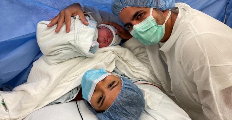 Simone Mendes celebra nascimento da filha, Zaya: ''Nossa família ficou completa''