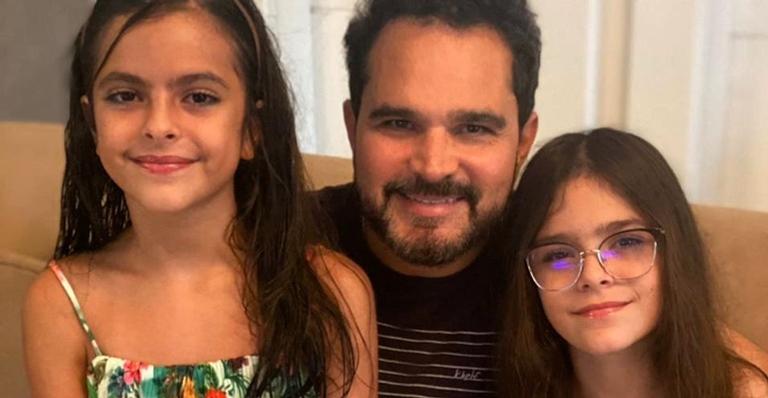 Luciano Camargo comemora 11 anos das filhas: ''Pai mais feliz do mundo''