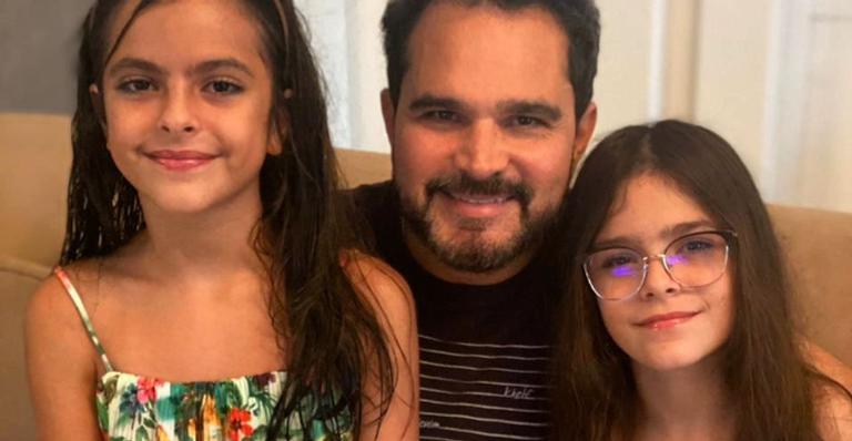 Luciano Camargo diverte web ao jogar cartas com as filhas: ''Perdi todas''