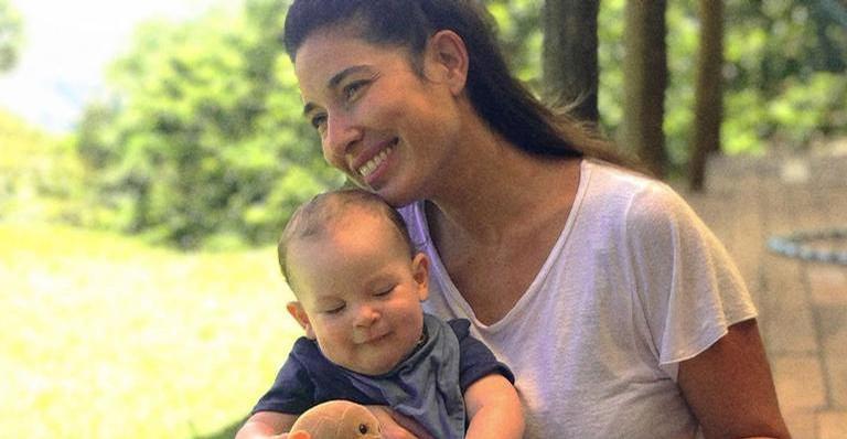 Giselle Itié compartilha clique amamentando o filho, Pedro Luna, e encanta: ''Coisa mais preciosa''