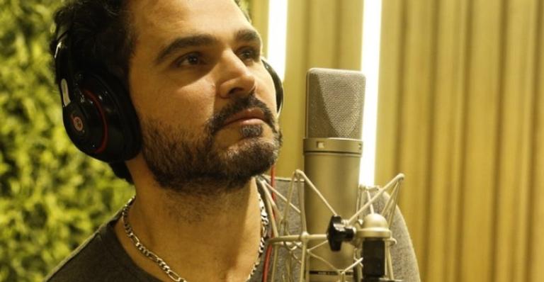 Luciano Camargo posa durante gravação de música especial: ''Uma das mais lindas do mundo''