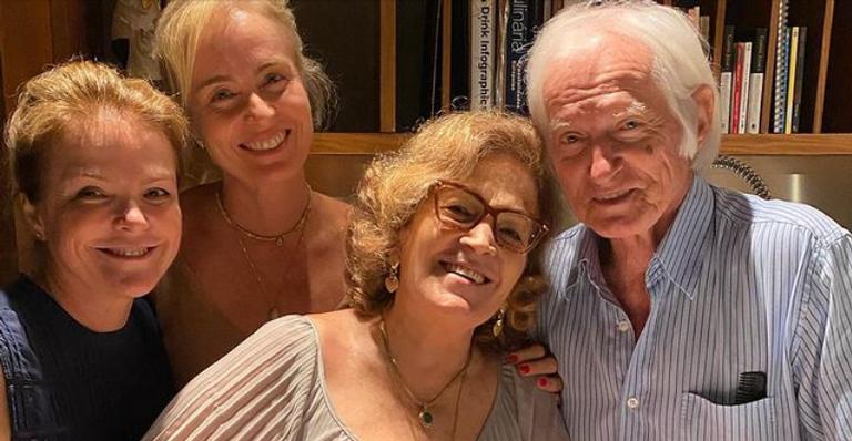 Angélica comemora os 77 anos da mãe com festa intimista com a família