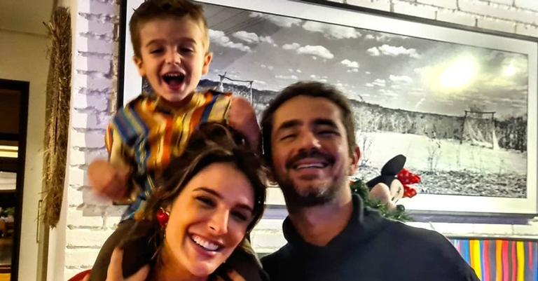 Felipe Andreoli se declara para mãe e esposa: ''Vocês são fundamentais''