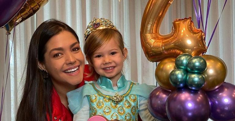 Thais Fersoza compartilha clique cheio de amor com a filha, Melinda, e encanta: ''Muito amor''