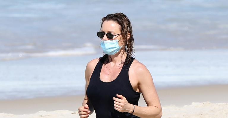 Rita Guedes exibe corpão ao ser flagrada correndo na praia da Barra
