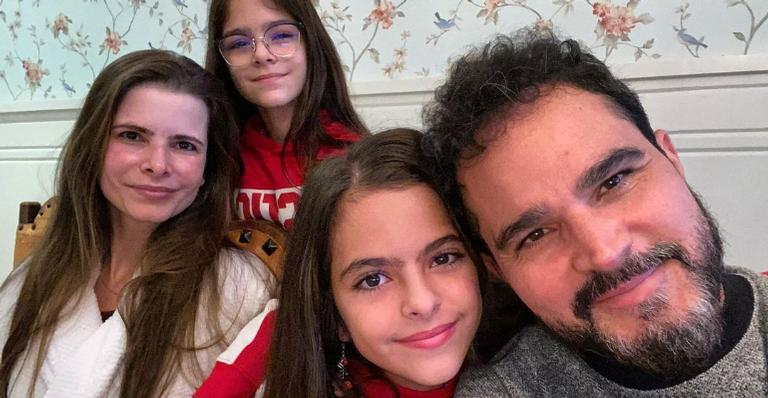Luciano Camargo e Flávia ajudam as filhas nas provas da escola: ''A nota mais baixa é 9,5''