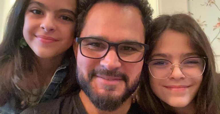 Luciano Camargo posta lindo clique ao lado das filhas: ''Bênçãos de Deus''