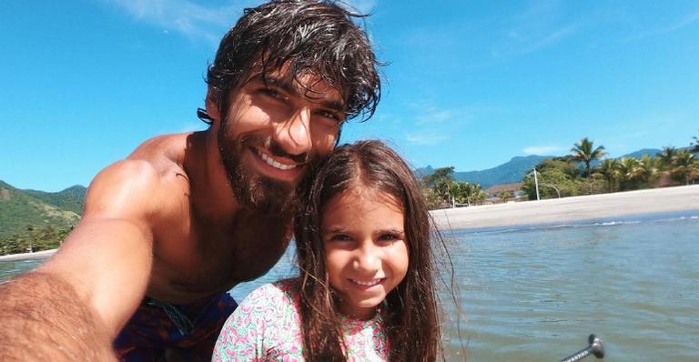 Hugo Moura derrete fãs ao postar clique da filha, Maria Flor com as unhas pintadas: ''Princesinha!''