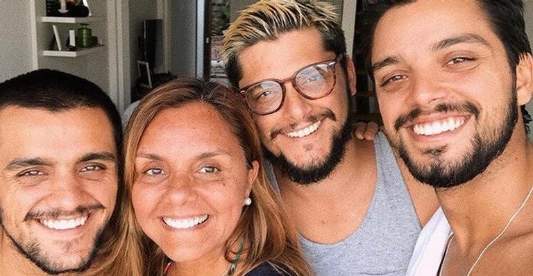 Rodrigo Simas publica lindo registro com a mãe e os irmãos: ''Agradeço a mãe que nós 3 temos''