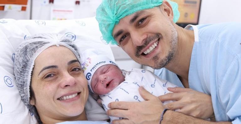 Izabella Camargo anuncia nascimento da primeira filha, Angelina: ''Nossa mensageira do amor''