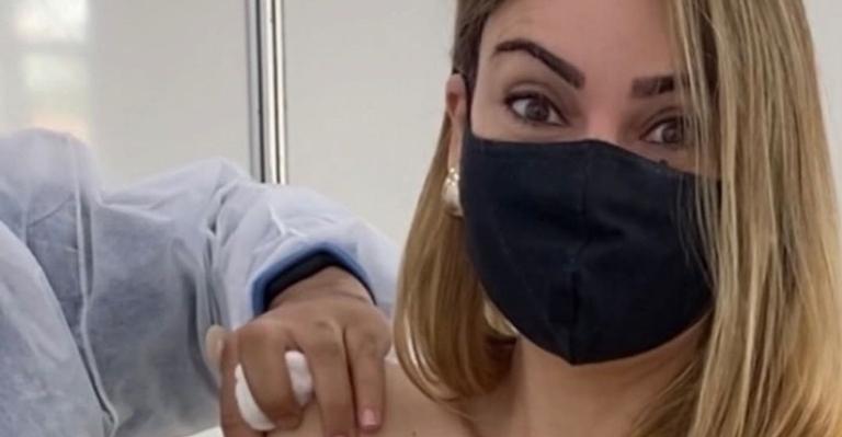 Rachel Sheherazade recebe 1ª dose da vacina contra Covid-19: ''Viva o SUS!''