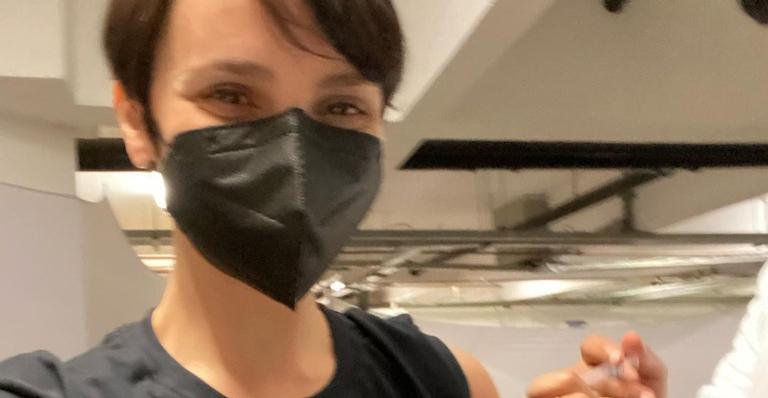 Aos 42 anos, Débora Falabella é vacinada contra a Covid-19: ''Viva o SUS''