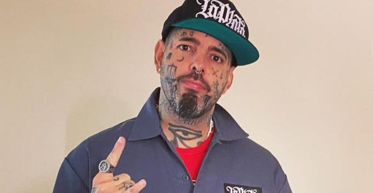 Tico Santa Cruz é vacinado e comemora com tatuagem: ''Viva o SUS''