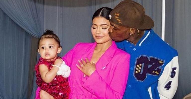 Kylie Jenner deixa web apaixonada ao publicar clique de Travis Scott com a filha, Stormi Webster