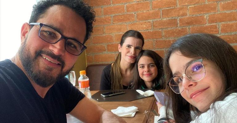 No aeroporto, Luciano Camargo decide destino internacional para férias em família