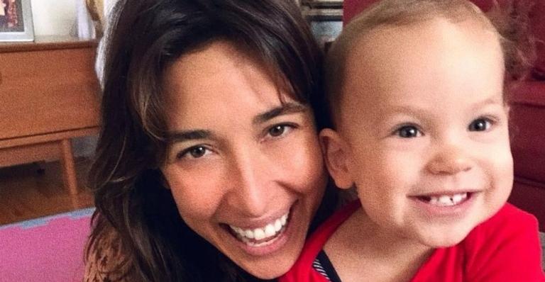 Giselle Itié compartilha registro amamentando o filho, Pedro Luna: ''Qualquer hora é hora''