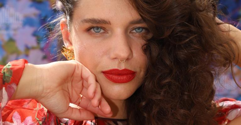 Levantando discussões sociais, Bruna Linzmeyer brilha no tapete vermelho do Festival de Cannes