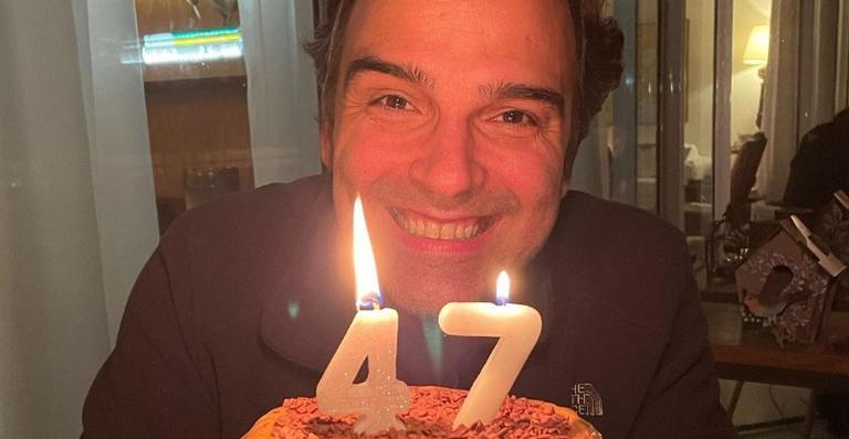 Com festa de 'vacina', Tadeu Schmidt comemora aniversário nos bastidores do 'Fantástico'