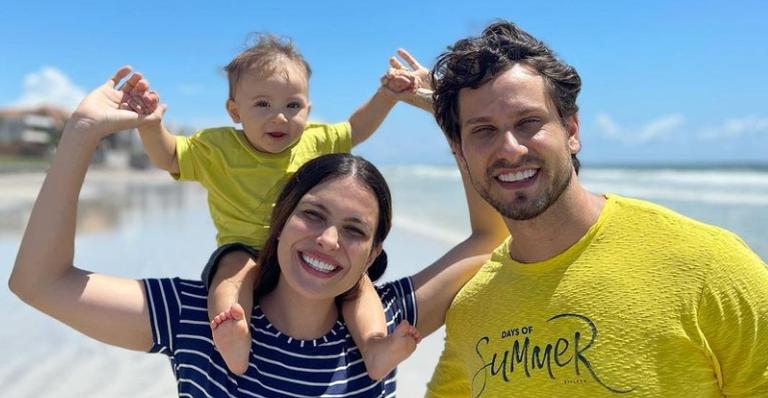 Em Copacabana, Eliéser Ambrósio se diverte com Kamilla Salgado e Bento na praia: ''Muito amor''