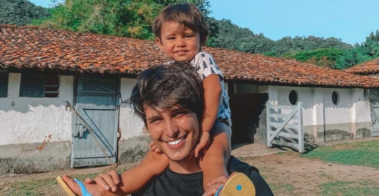 Bruno Guedes aproveita dia de praia com o filho e cachorrinho: ''Fazendo novas amizades''