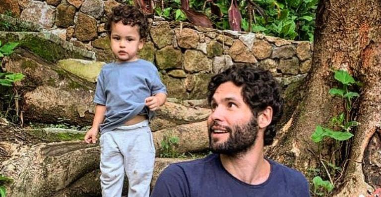 Dudu Azevedo encanta web ao tomar banho de mangueira com o filho: ''Memórias de amor''