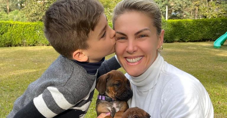 Ana Hickmann encanta ao postar fotos do filho com os cachorrinhos da família: ''Muito amor''